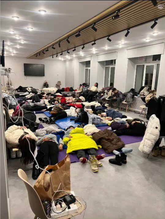 #中国游客被困俄罗斯极光村超40小时#【中国游客称因道路积雪被困俄罗斯“极光村”