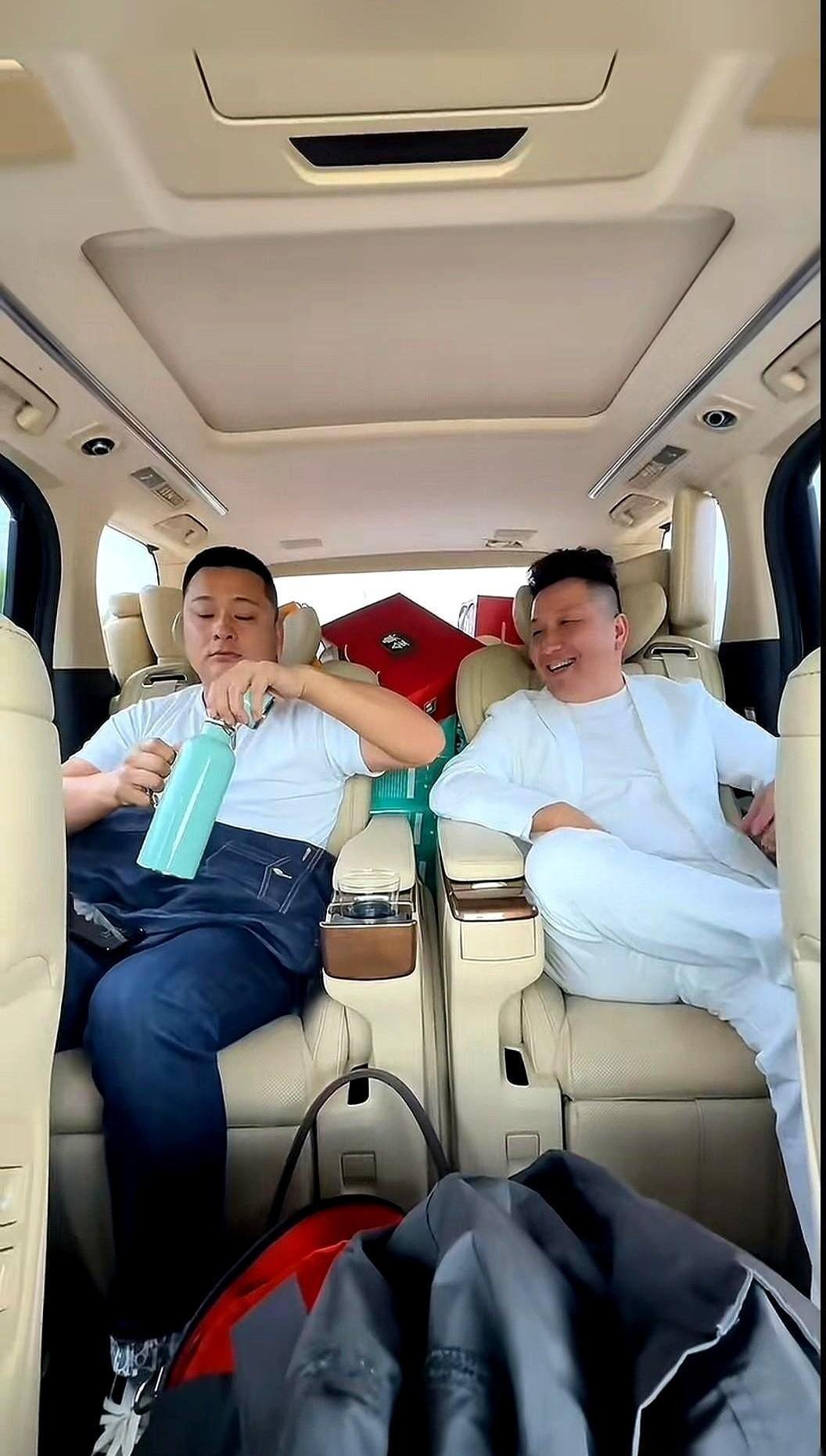 王思聪千里迢迢从北京跑到安徽六安，就为了看望小杨哥九十多岁的奶奶。
场面看着是真