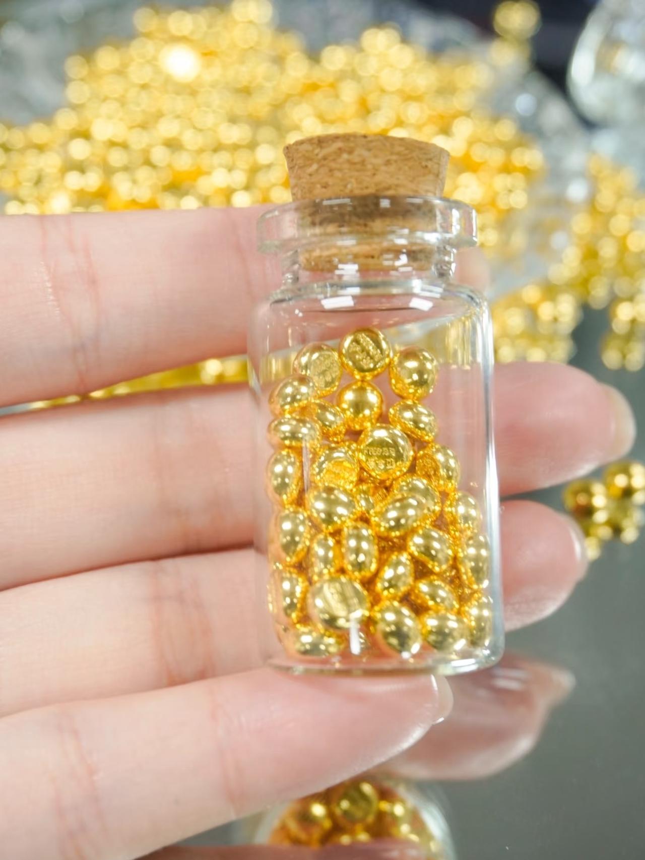 家人们，
金价它又双叒涨了，
真的要提醒大家一定不要
跟风啊，现在的金价国内金店