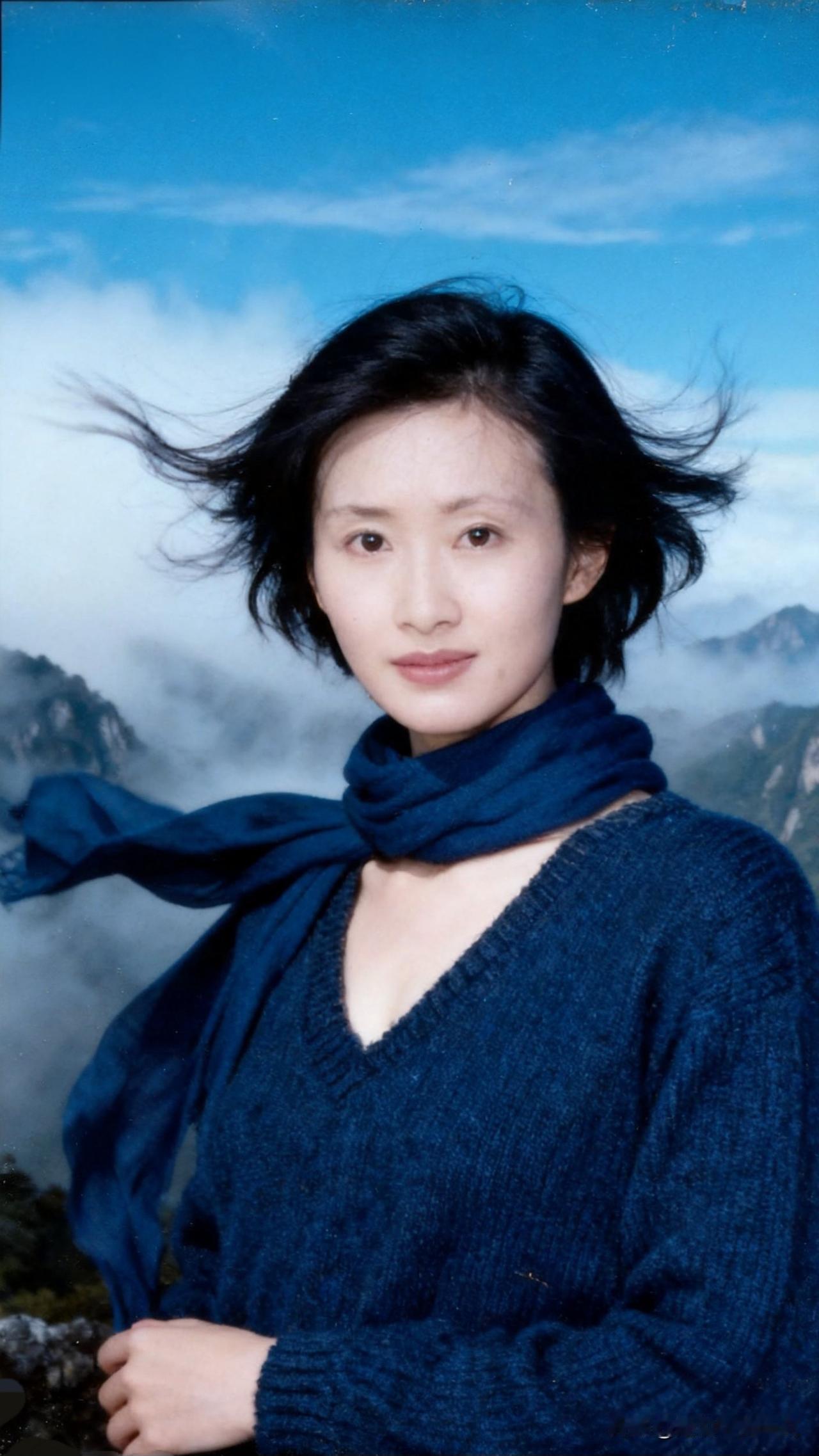 在山巅之上，感受自由与宁静 随拍美照共分享 云海之上，自由飘逸的蓝调女子