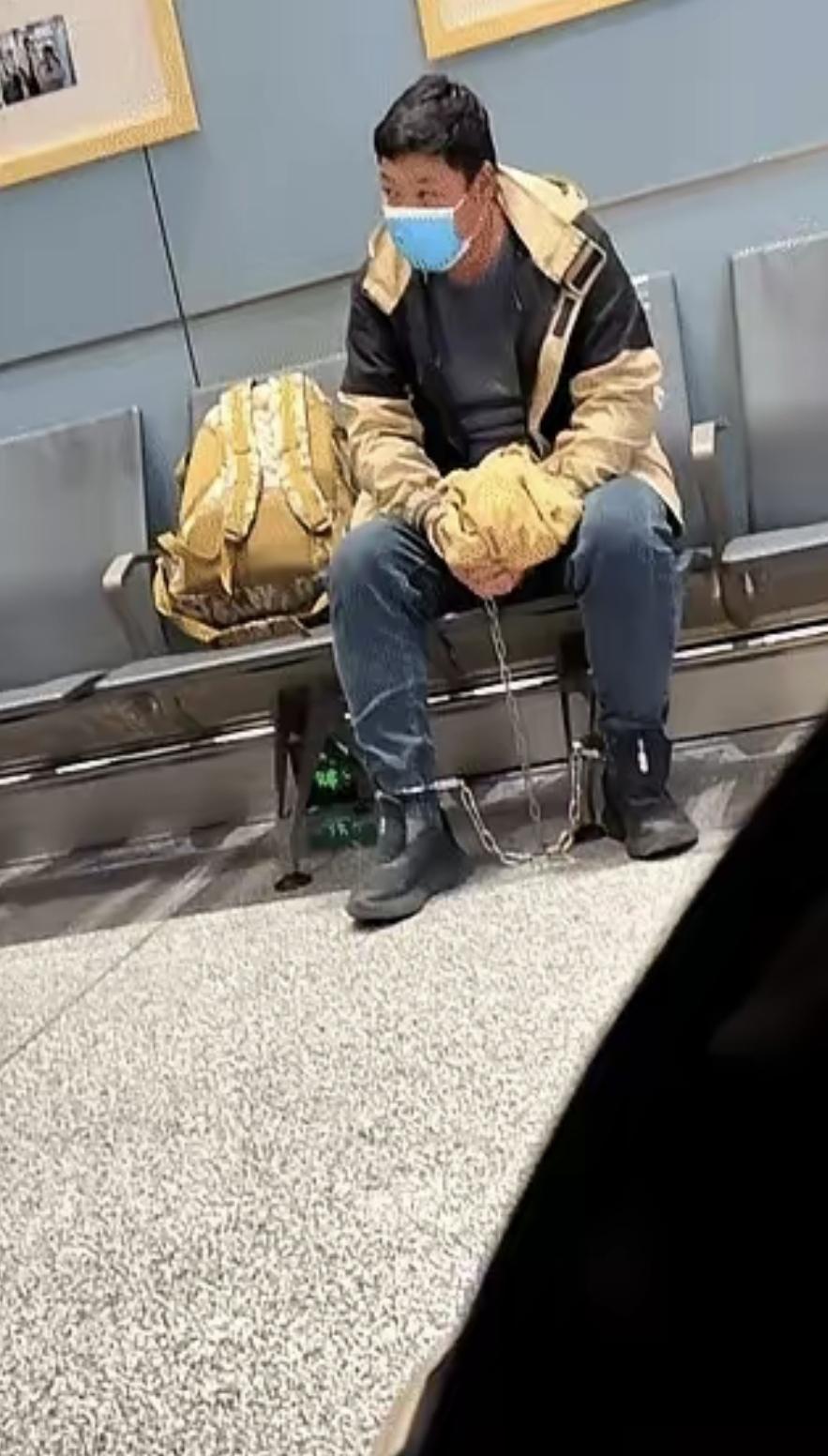 那天我在候车大厅，看到有个男的手脚都戴着手铐脚镣，坐在角落刷手机。旁边没人看守，