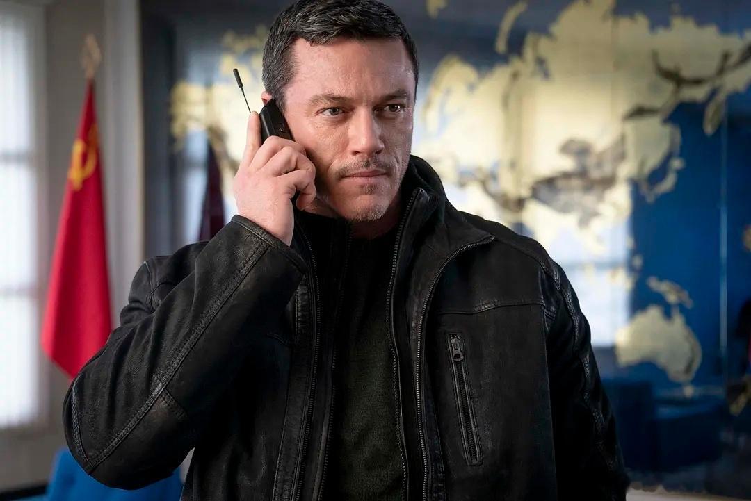 再看吕克·贝松的《安娜》，意识到严迪明里暗里的经历就是性转版的安娜，只是两部电影