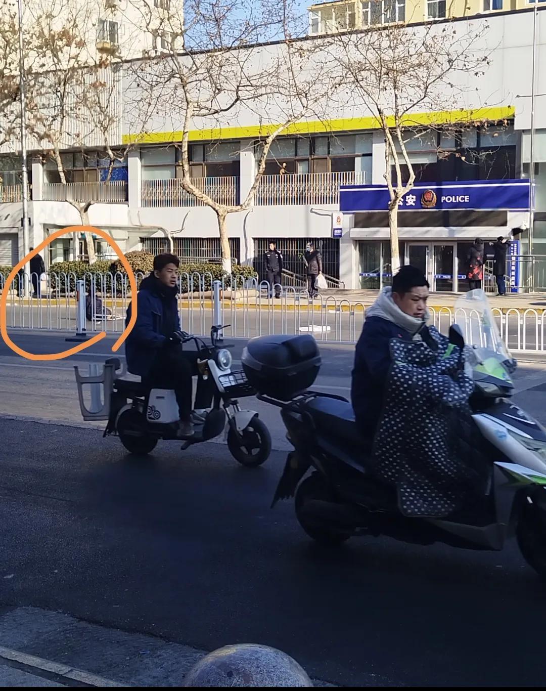 那是条主马路车来车往，公交车，私家车，路过都小心翼翼的擦边而过，正要上去搀扶那人