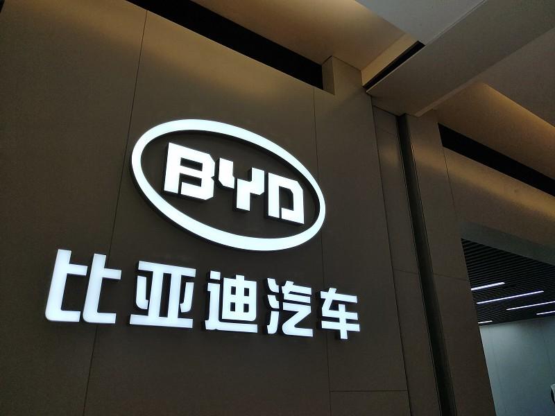 比亚迪和宁德时代在机器人领域就像两条赛道上的选手。
比亚迪目标是成为整机品牌商，