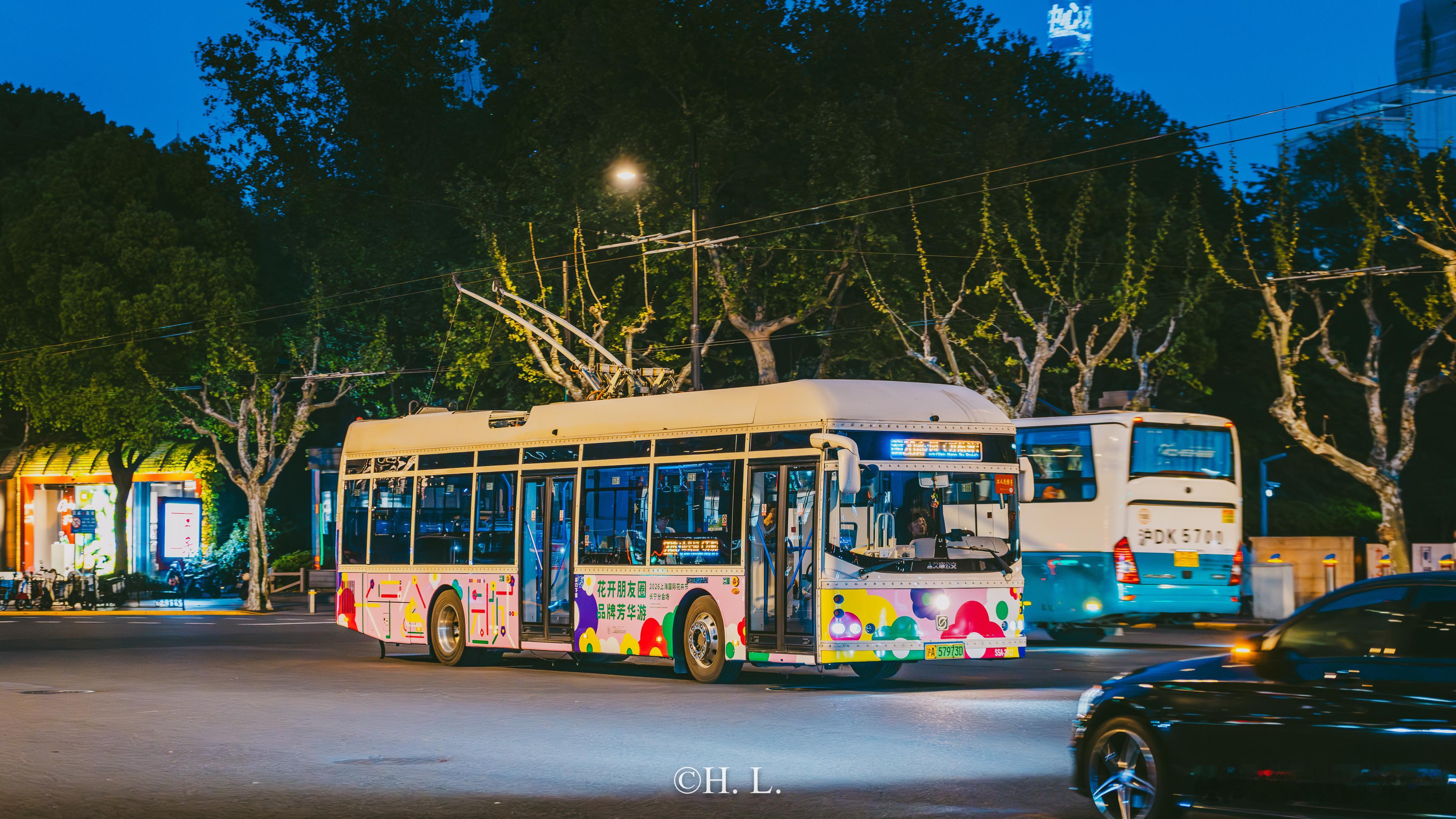 黑车逆行了没有呢？好像是没有吧。 