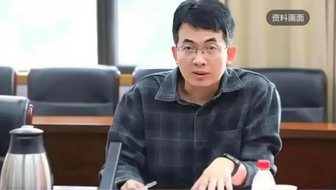 事实上，最走不出来的，还是付磊的两个女儿，最小的当时7岁，大的女儿也才12岁，正