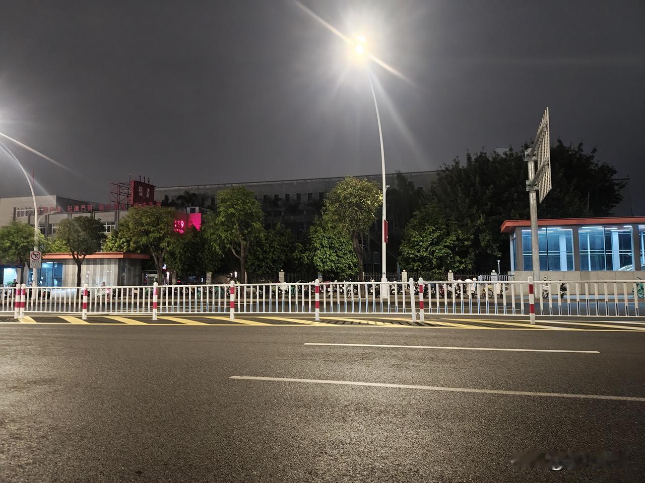 ✅核心要点
 
1. 提前预判：老远观察对向路口车辆动向，看见打转向灯就提前收油
