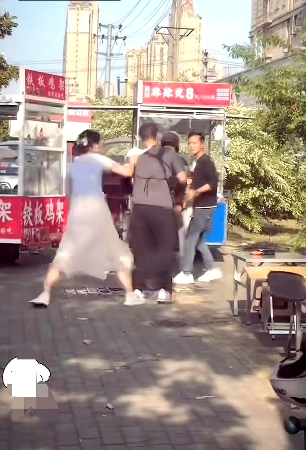 有些场面，真不是一句“冲动”就能盖过去的。
把内裤直接套到别人头上，这种操作一出