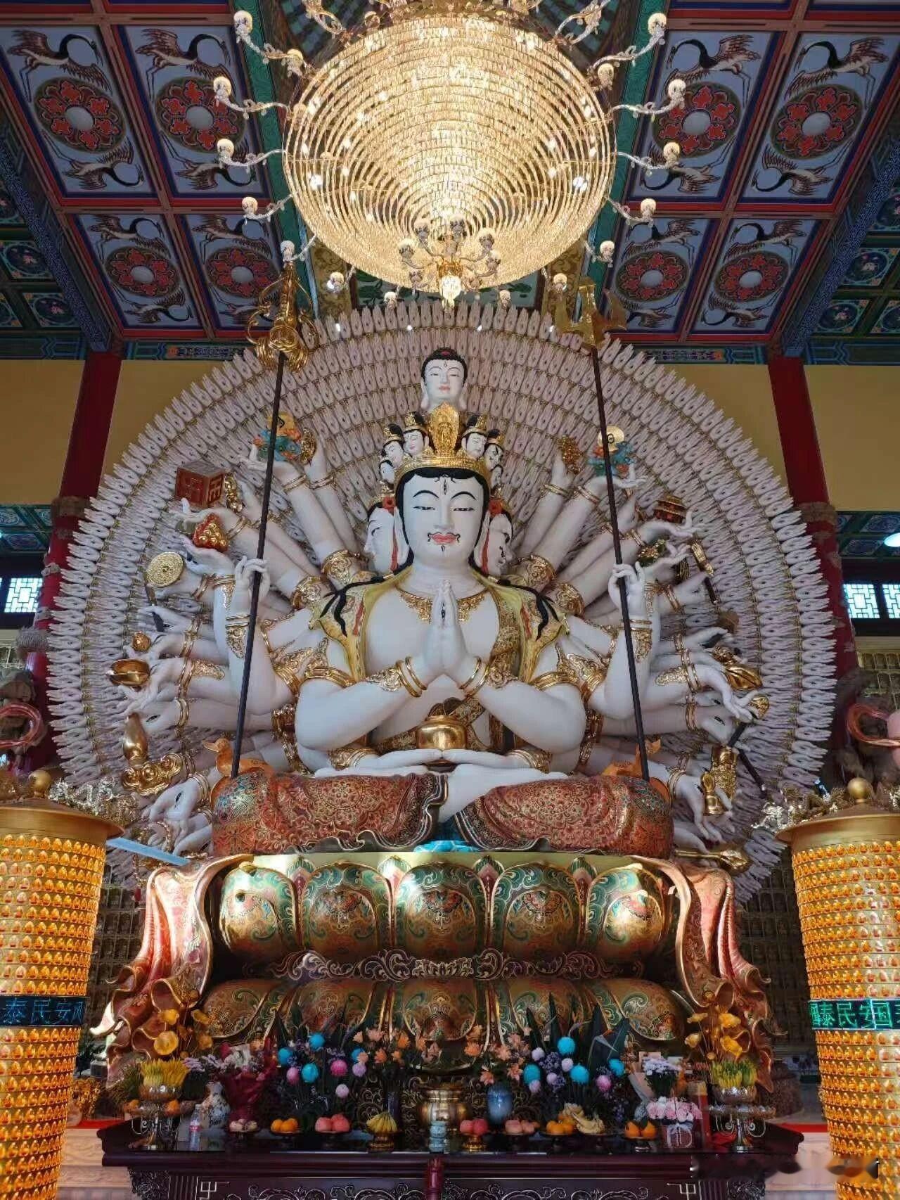 端坐莲台，千手护众生，千眼见凡尘。
世间人总困于执念，为琐事烦心、为得失焦虑。