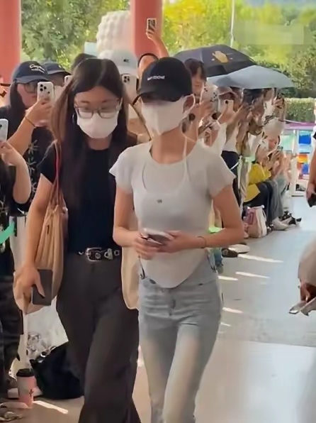 “天价耳环”事件已经彻底结束了。黄杨钿甜出来现身了，她开始补拍《冰湖重生》，一路