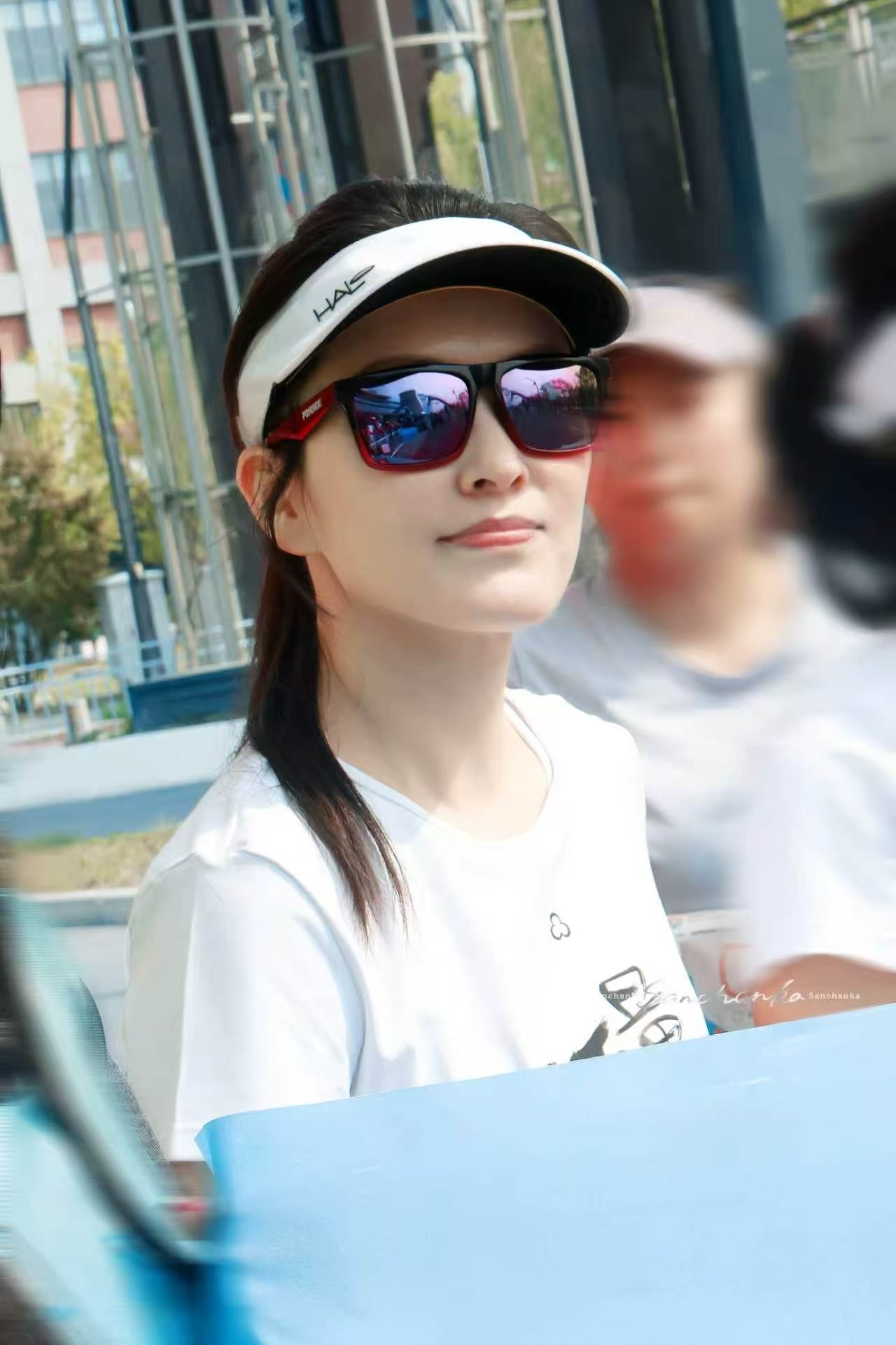 王俊凯没骗人徐洁儿真去马拉松了徐洁儿去跑马拉松了浪姐舞台闪耀，马拉松赛道奔跑，徐