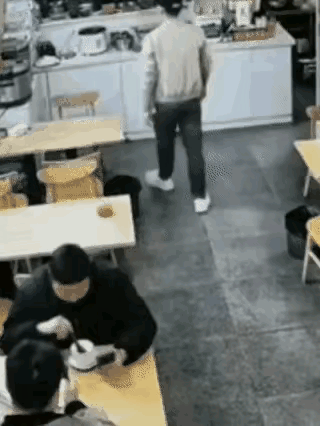 这是点了一份炸弹吗？估计从此对这种饮品有了心理阴影。