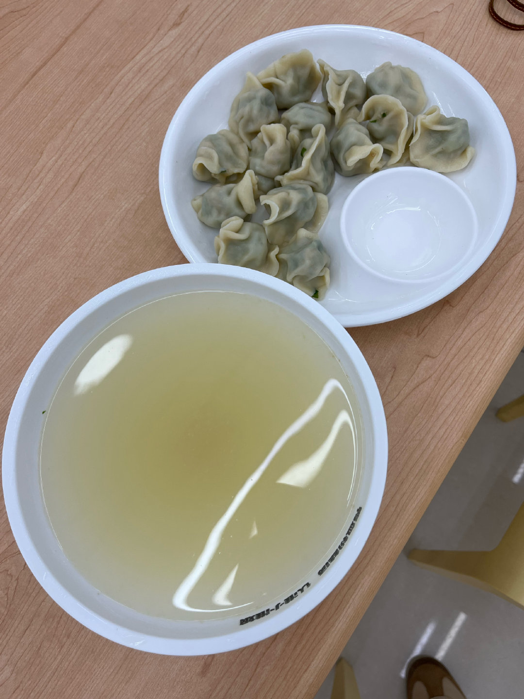 服务员，我要碗饺子汤 