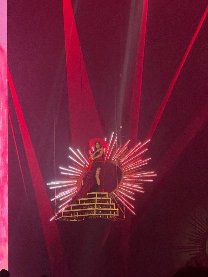 宋雨琦吊台登场完全女王 燃炸！宋雨琦吊台登场宛如女王降临，气场全开，这精彩sol