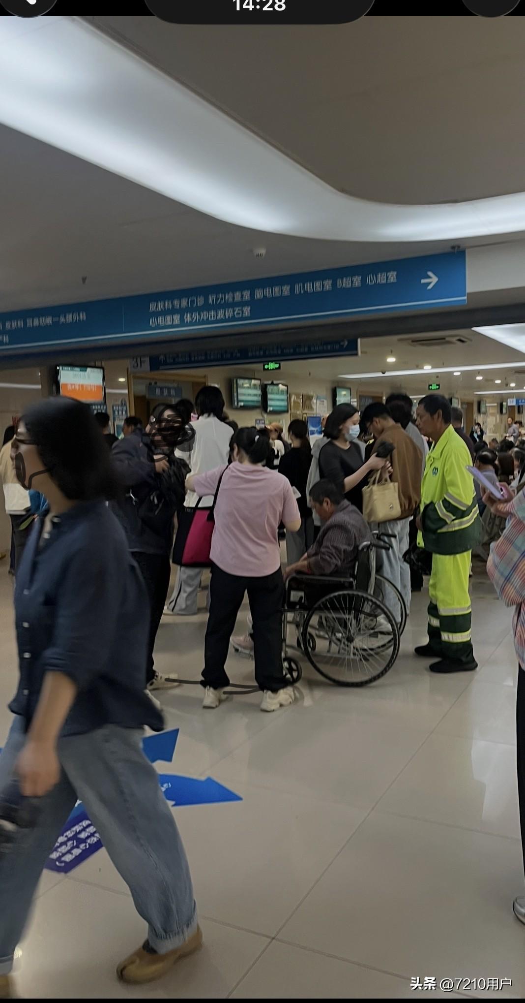 今天下雨，医院里人还是很多特别是三楼皮肤科，无锡二院北院下午两点多人还是很多，听