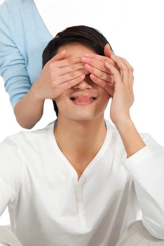 看到这个画面，你感受到的不仅仅是离别的酸楚，还有一种沉甸甸的、近乎神圣的东西在闪