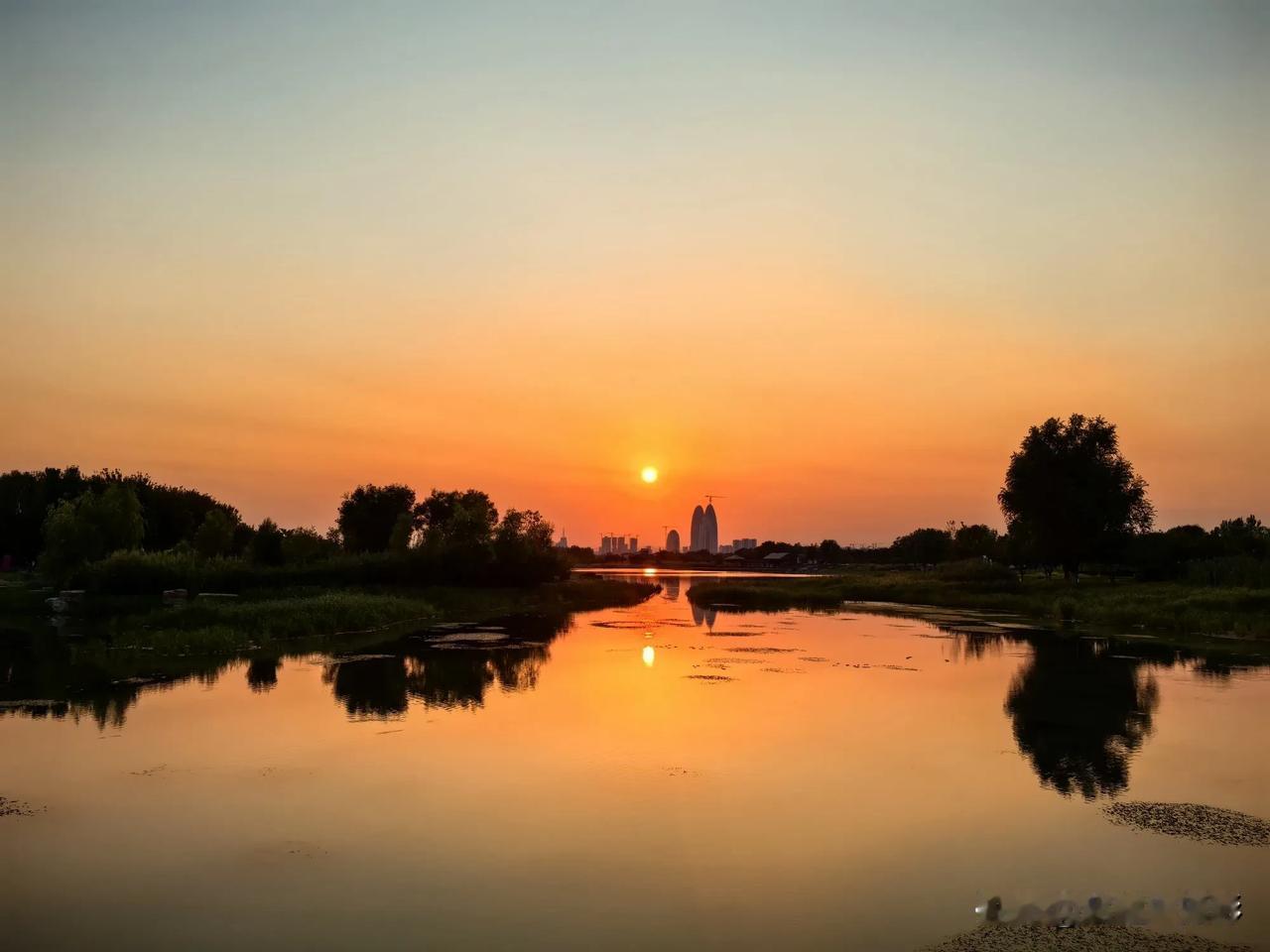 夕阳余晖照水波，一片金色映天空。#这么近 那么美 周末到河北#