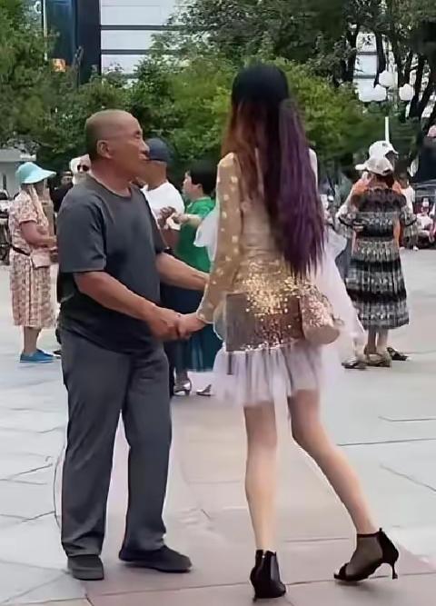 上联:看背影迷倒千军万马
请接下联？