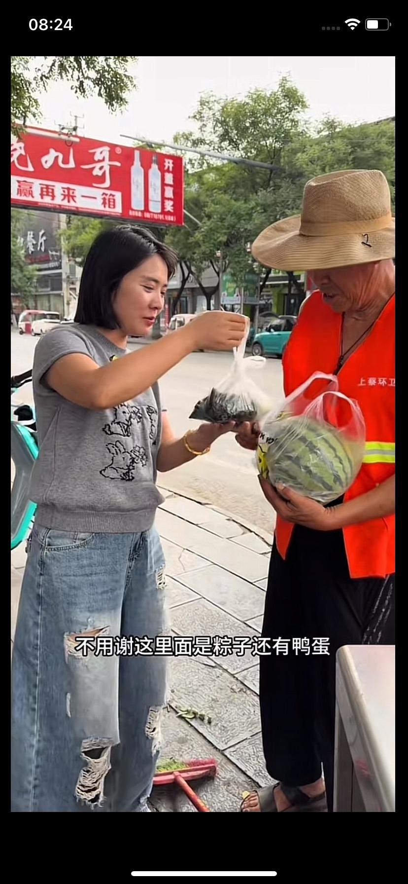河南女狠人瑞瑞，玩的很花，今天拉着一车西瓜和粽子，来到驻马店上蔡县大街上，挨个给