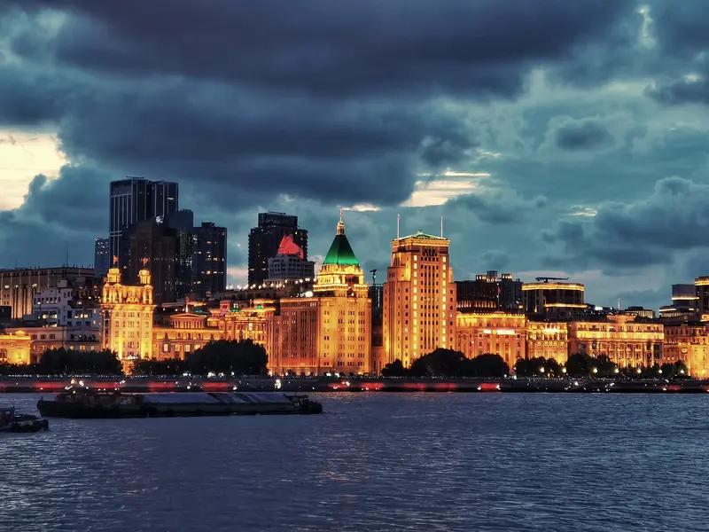 1月30日至31日，英国首相斯塔默访沪，还打卡了上海外滩。1月31日，他漫步外滩