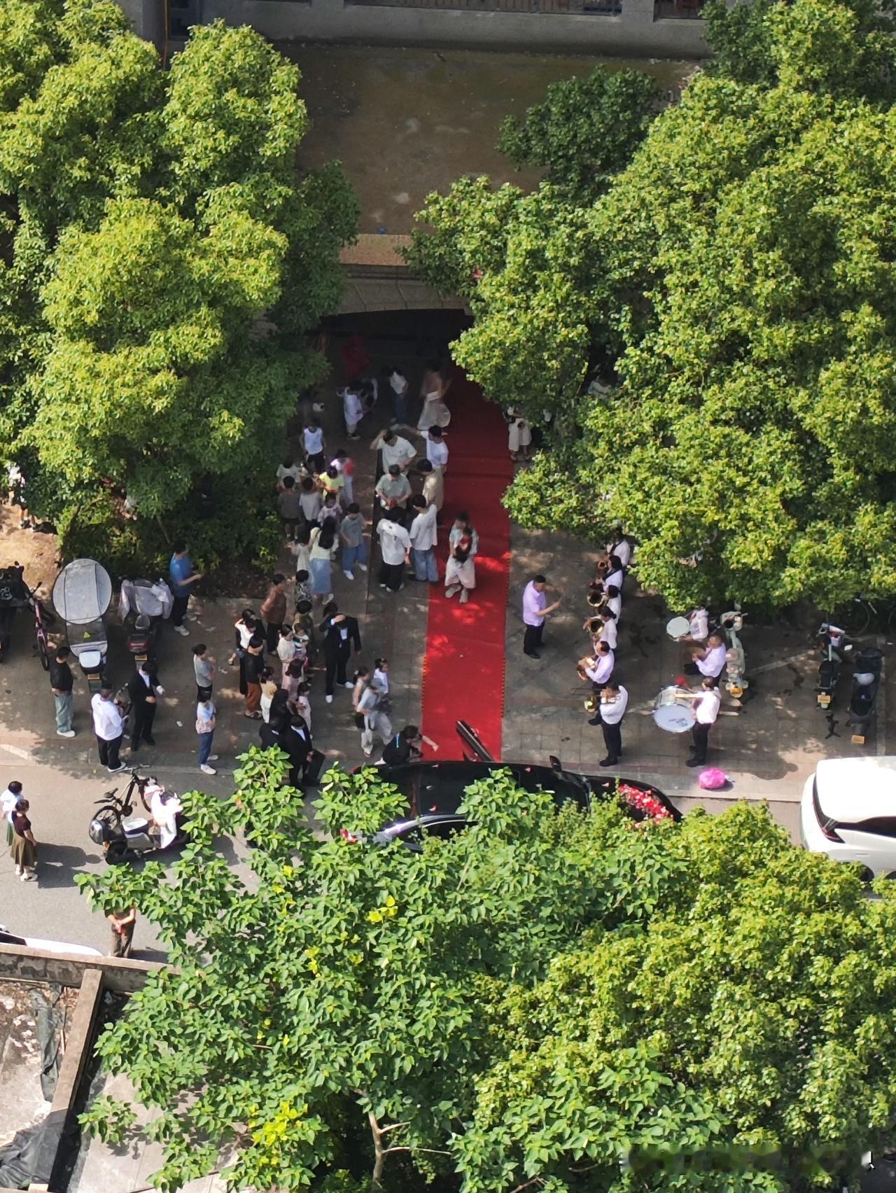 祝贺一对新人
也祝福明天高考的学子
一路高中领证新人 领证甜蜜瞬间