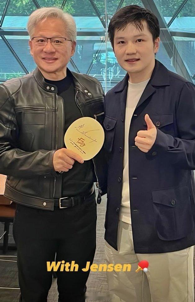 樊振东与英伟达创始人打乒乓球 樊振东社媒分享和英伟达黄仁勋的合影📸，并赠送了签