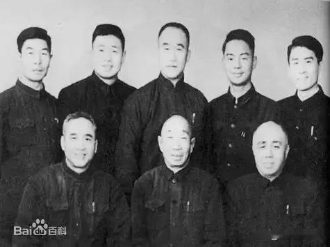 刘宝瑞1915年出生在北京。年少时他不太爱读书，唯独痴迷相声，常常跑到鼓楼的相声