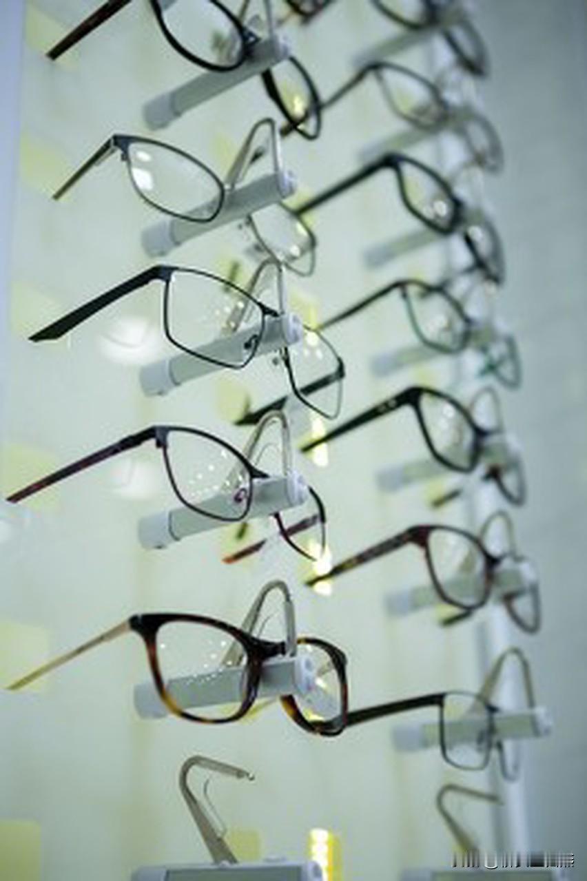 眼镜行业价格会下降吗？经过315晚会曝光眼镜行业暴利，一款15元的镜片，线下店标