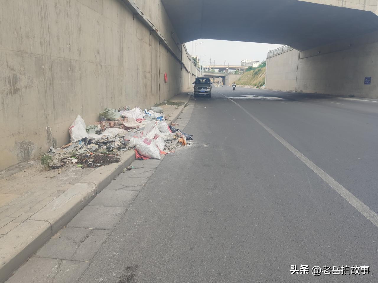 看着画面扎眼吧？这是金水西路上露天堆放的装修垃圾！今天接热心市民爆料说，新开通的
