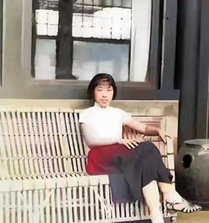 一个人坐在椅子上，看起来很舒服。1945年留下的一张珍贵照片。当年正在上大学，好