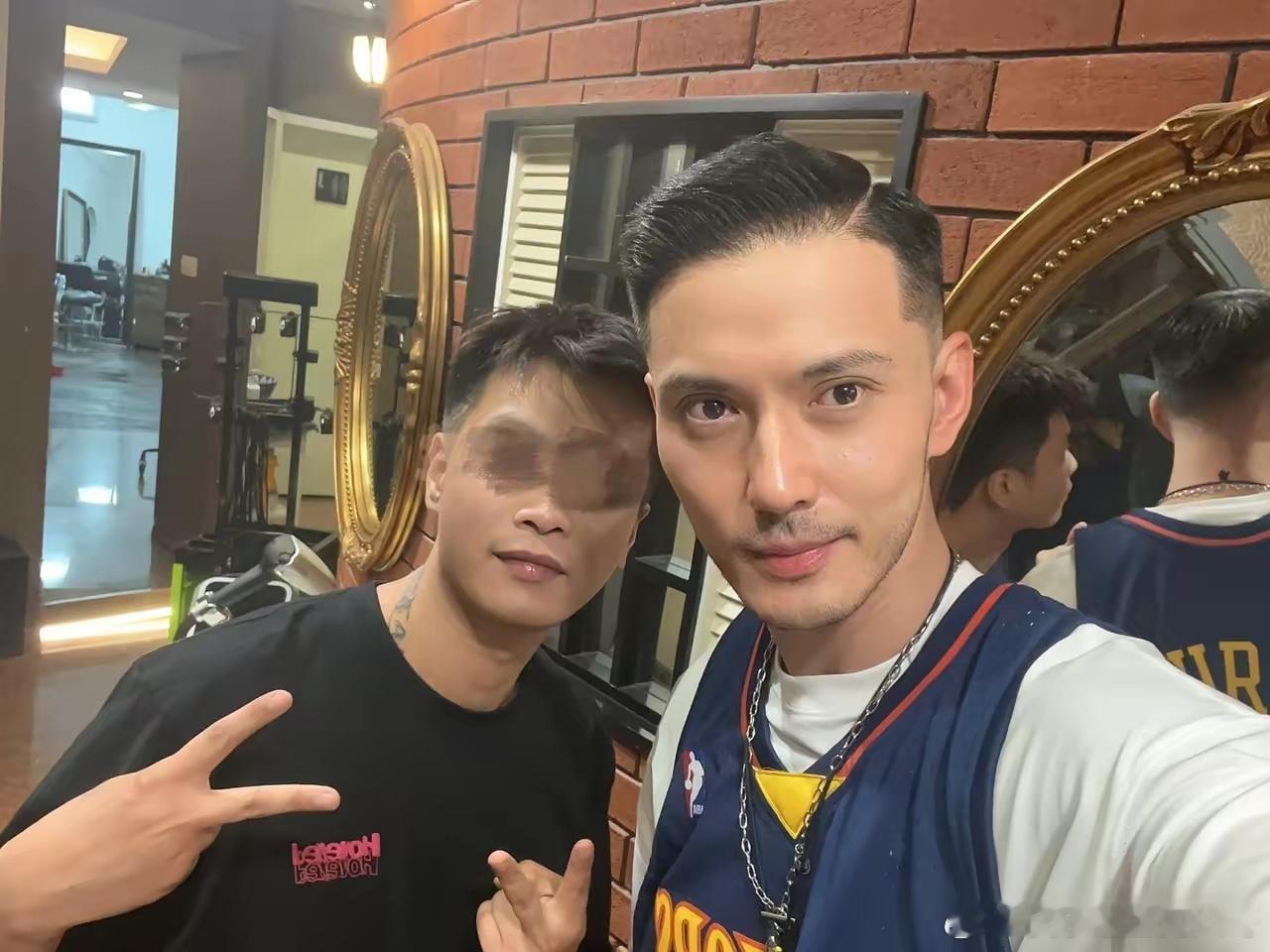 #偶遇徐正溪##徐正溪近照状态# 偶遇徐正溪，近照状态很不错！ ​​​