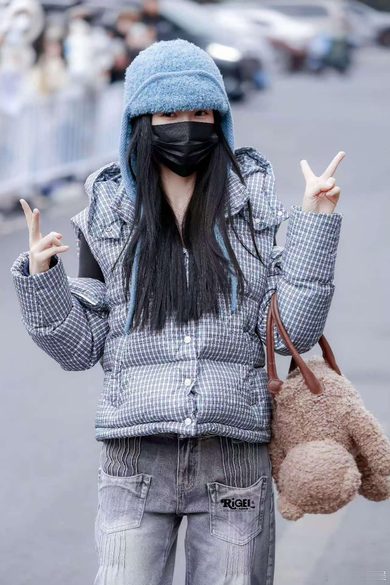 虞书欣条纹羽绒服虞书欣蓝色条纹羽绒服虞书欣条纹羽绒服，好美，