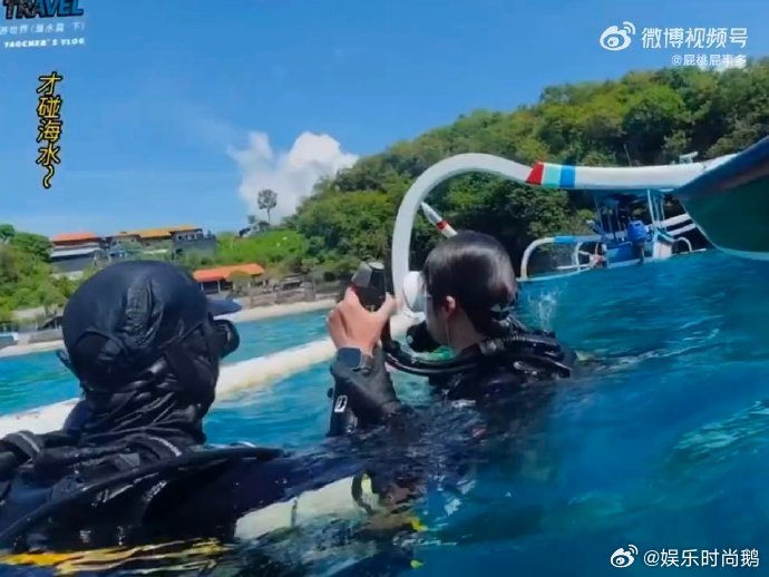 姚琛在巴厘岛深潜拍到海狼风暴 海狼风暴是潜水界的绝美奇观，姚琛在深潜途中有幸邂逅