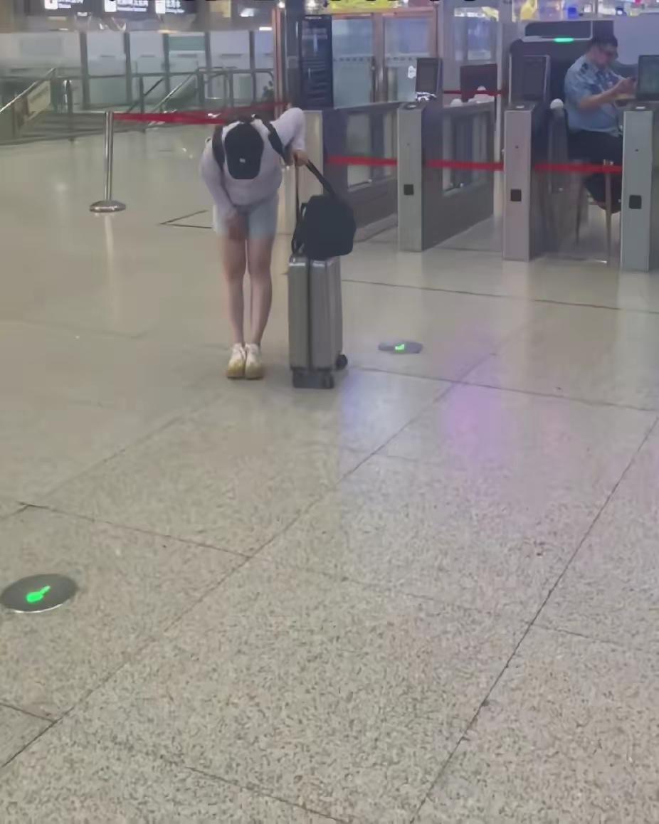 辽宁，一名女孩去大学报到，妈妈目送她进站，本以为女儿会径直走下电梯，哪料，她突然