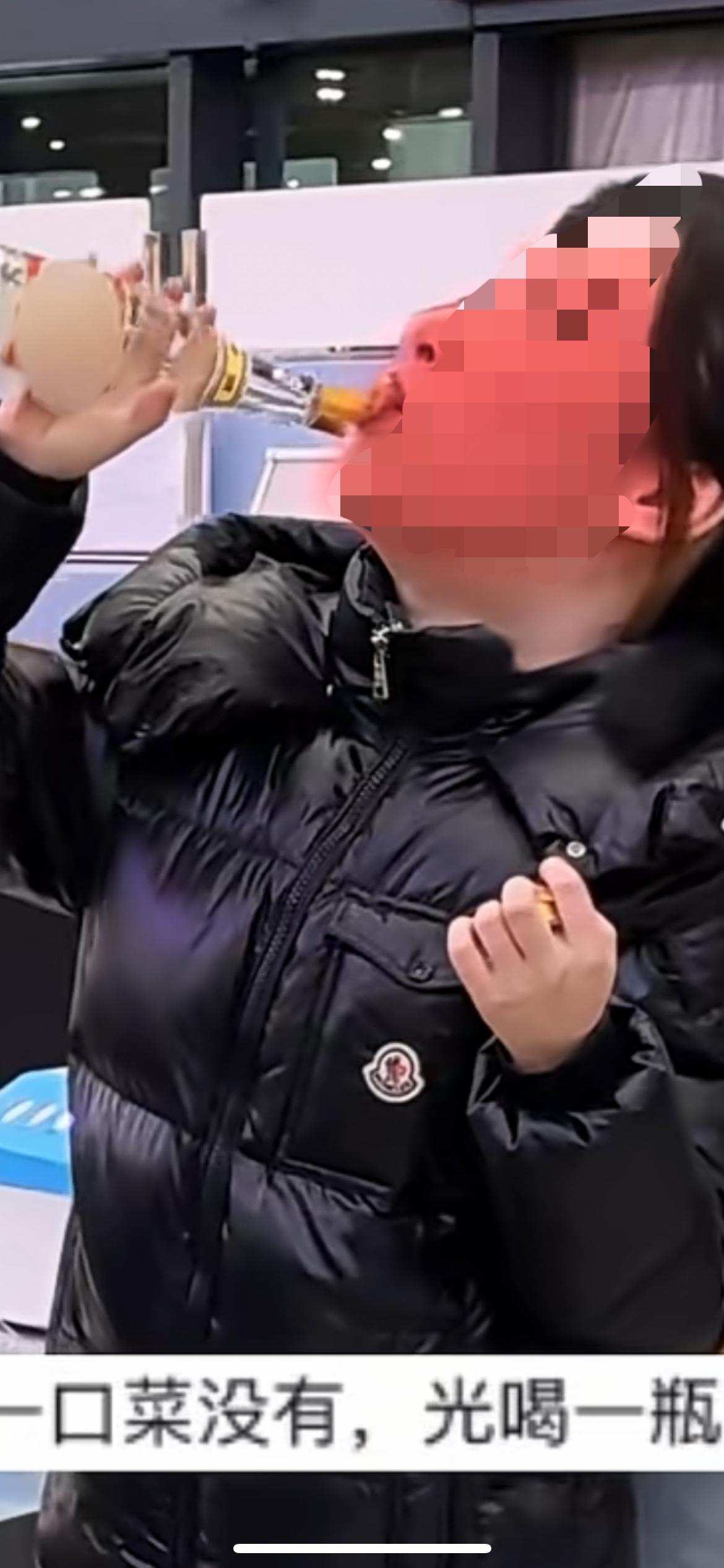 1月2日陕西，女生坐高铁被拦，被告知开过封的白酒不能带上车，当场举起酒瓶干喝，周