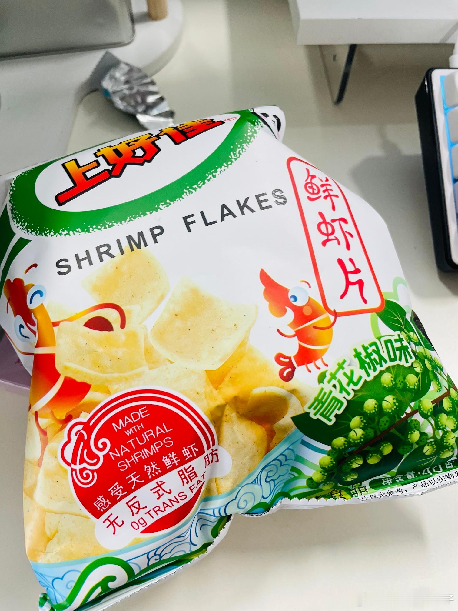 笑亖我了。同事刚刚跟我说：姐  我合计你给我这虾片吃完嘴咋麻呢？一瞅青花椒味的