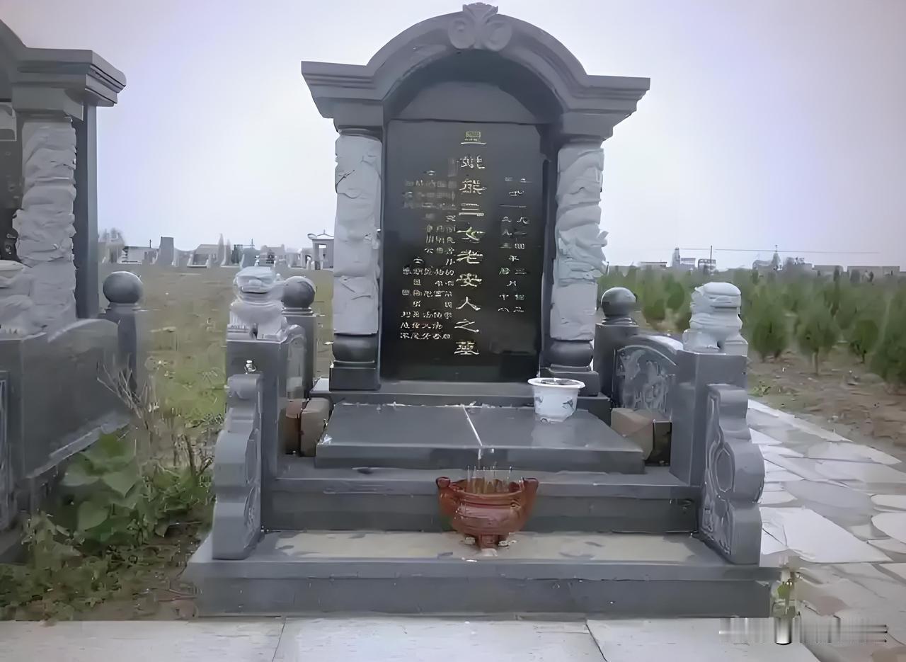 湖北，男子给爷爷奶奶上坟时，惊讶发现墓碑上未刻父亲和自己的名字。他很心寒，父亲去