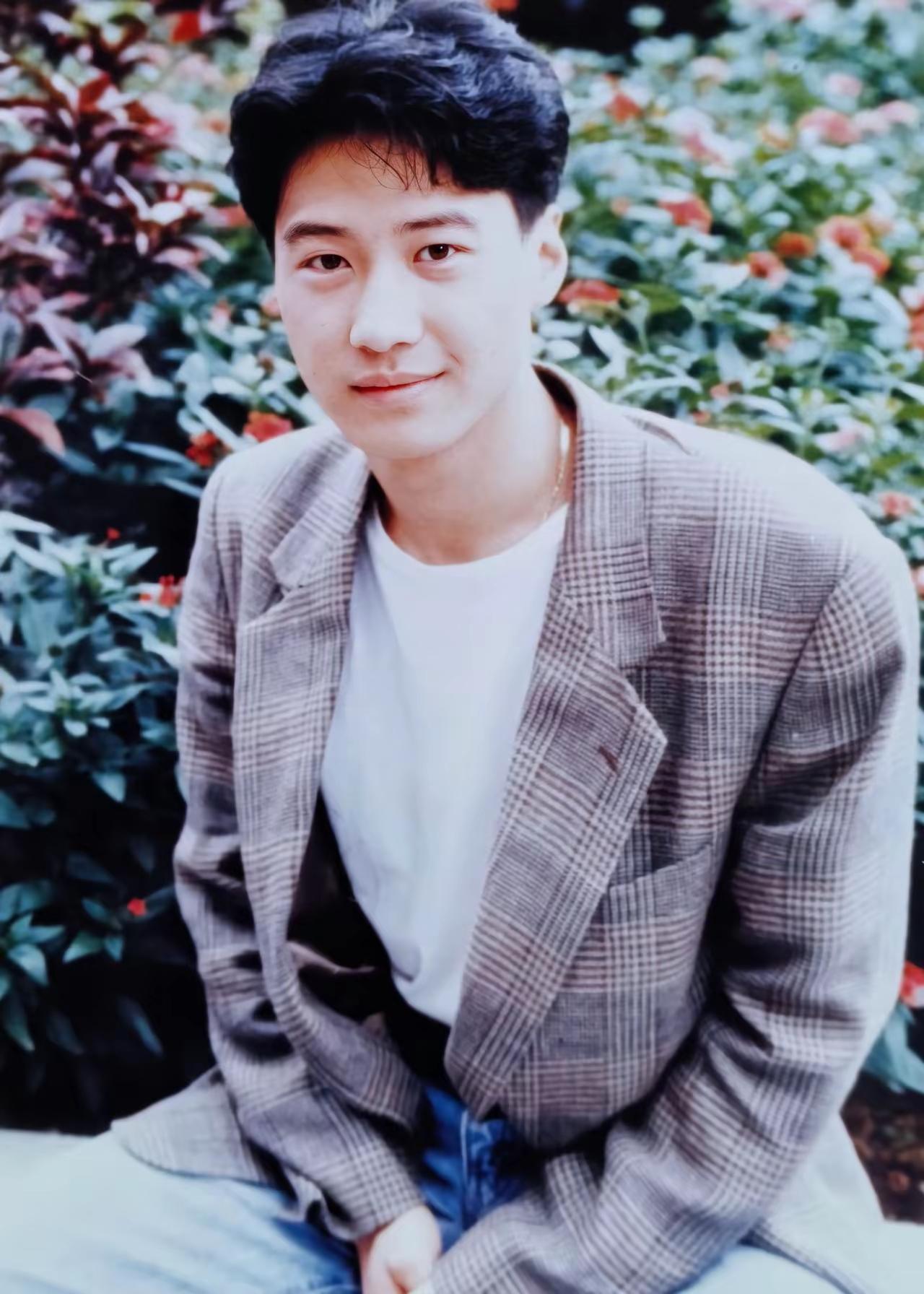 香港演员黎明
黎明真是香港娱乐圈的传奇人物。他1966年在北京出生，4岁到香港，