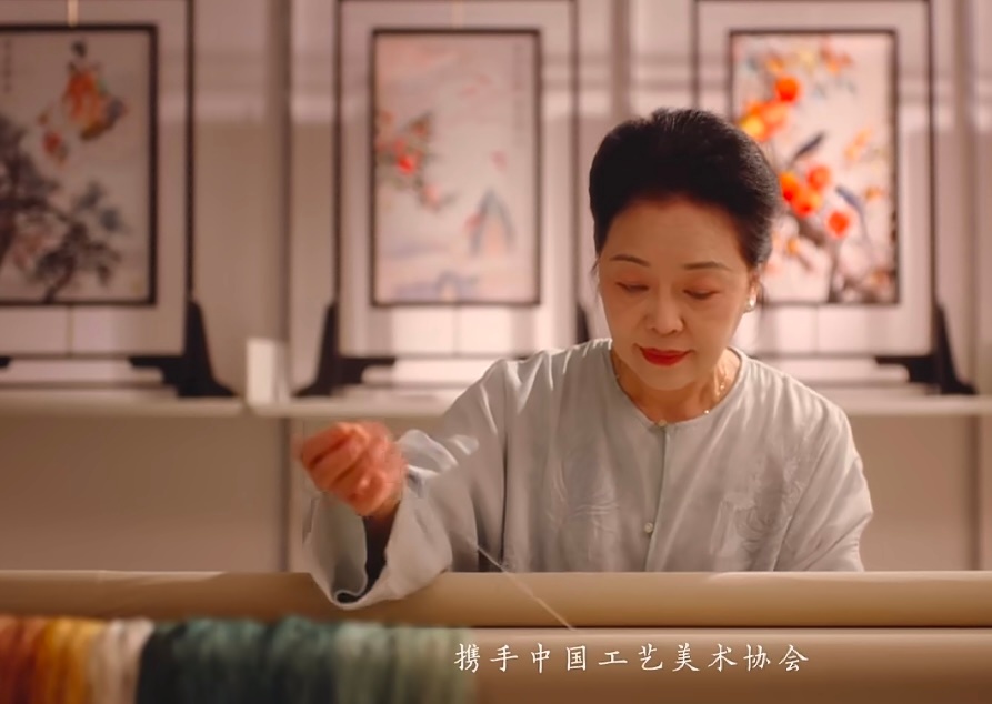 金葵花把千年非遗文化装进车里走心了。这是把湘绣、云锦、大漆、珐琅当主体来做，不是