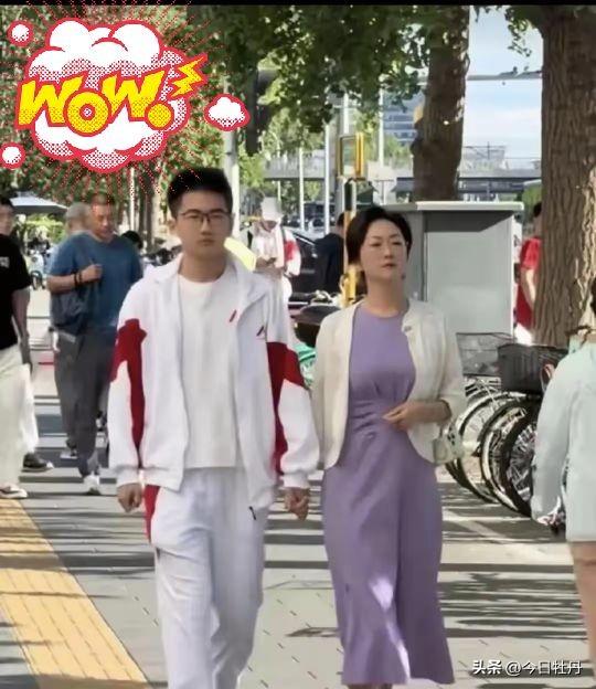 大家不要再羡慕那个人大附中考场外的妈妈了，我们永远不可能成为她。原因很简单，有个