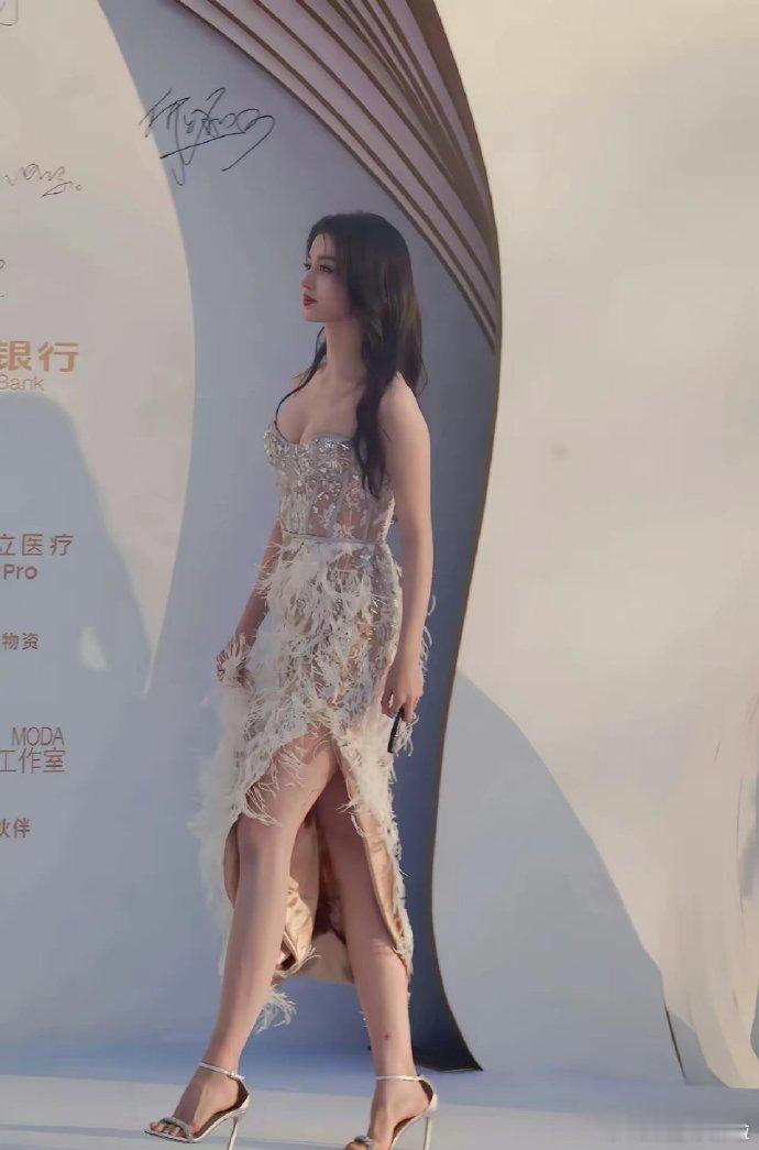 王楚然，172cm,小腿上的红疙瘩可能是什么？她似乎容易过敏。 