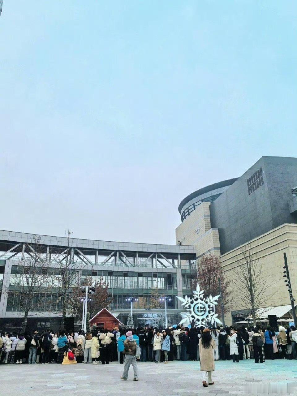 王鹤棣成都线下活动好多人王鹤棣成都现场人气王鹤棣成都现场人气好高啊！一大早来那么