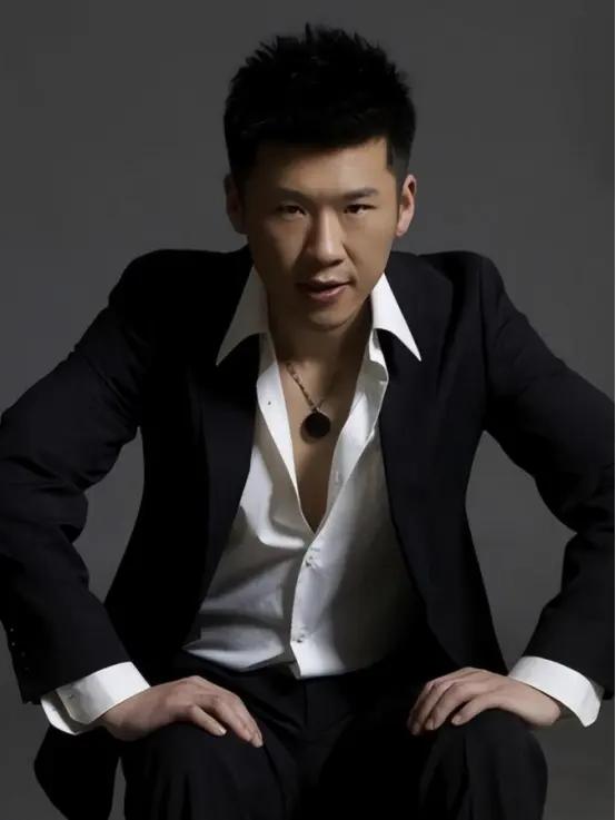 王骁是中国内地影视界实力派男演员。
他是中生代实力派标杆，内娱顶级黄金配角，现已