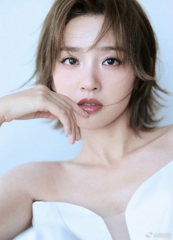 唐艺昕加盟乘风心情很曼妙 光影交错间，逆光剪影尽显曼妙。唐艺昕的官宣图氛围感拉满