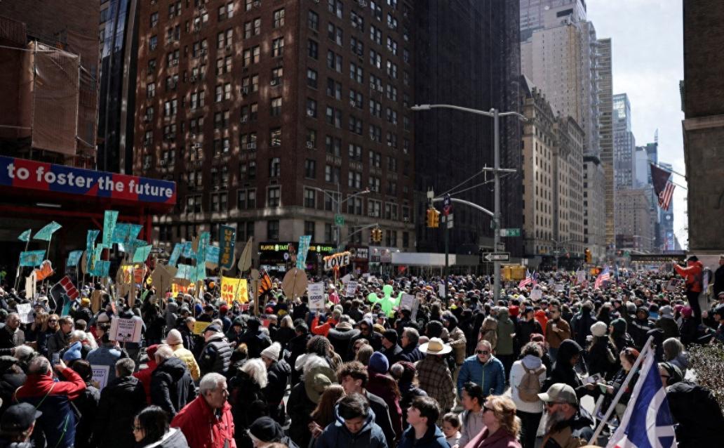 特朗普在国内遭重创。

美国多个城市今天（美国时间3月28日）再有反对美国总统特