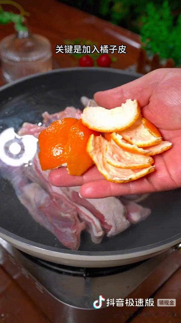 过年的餐桌上炖一锅这样的羊肉汤，汤鲜味美，羊肉酥烂，关键还没有膻味，而且做法还非