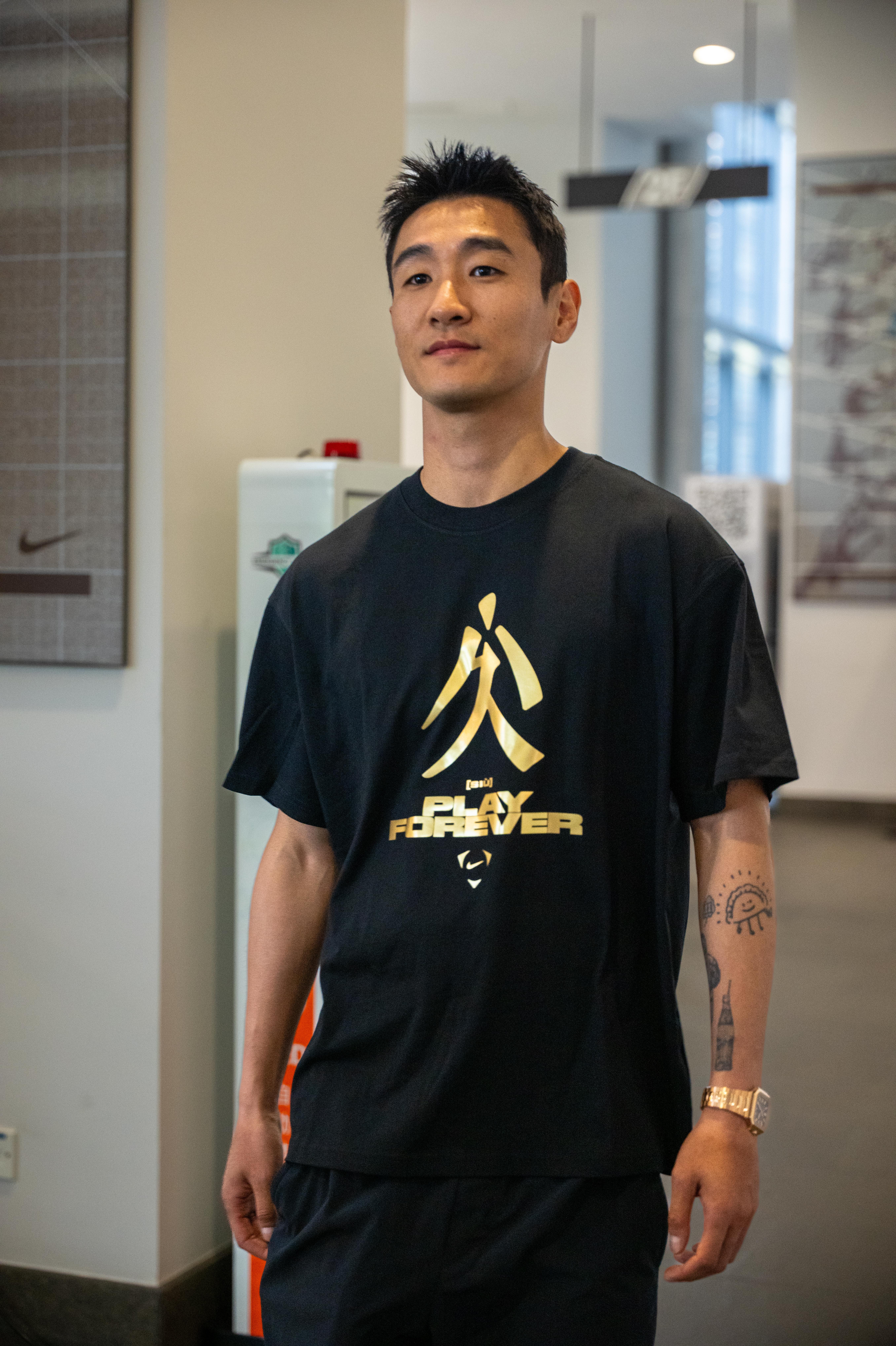 韦世豪身上的这款 T 恤的印花，像不像 C 罗标志性的 “Siu” 庆祝动作转化