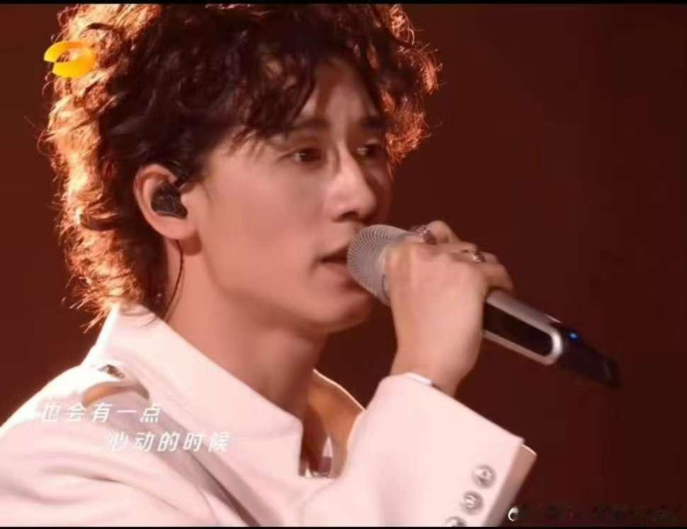 让那英质疑的这组你投给谁声鸣远扬这组对决太精彩了，每位选手都各有特色，歌声里的爆