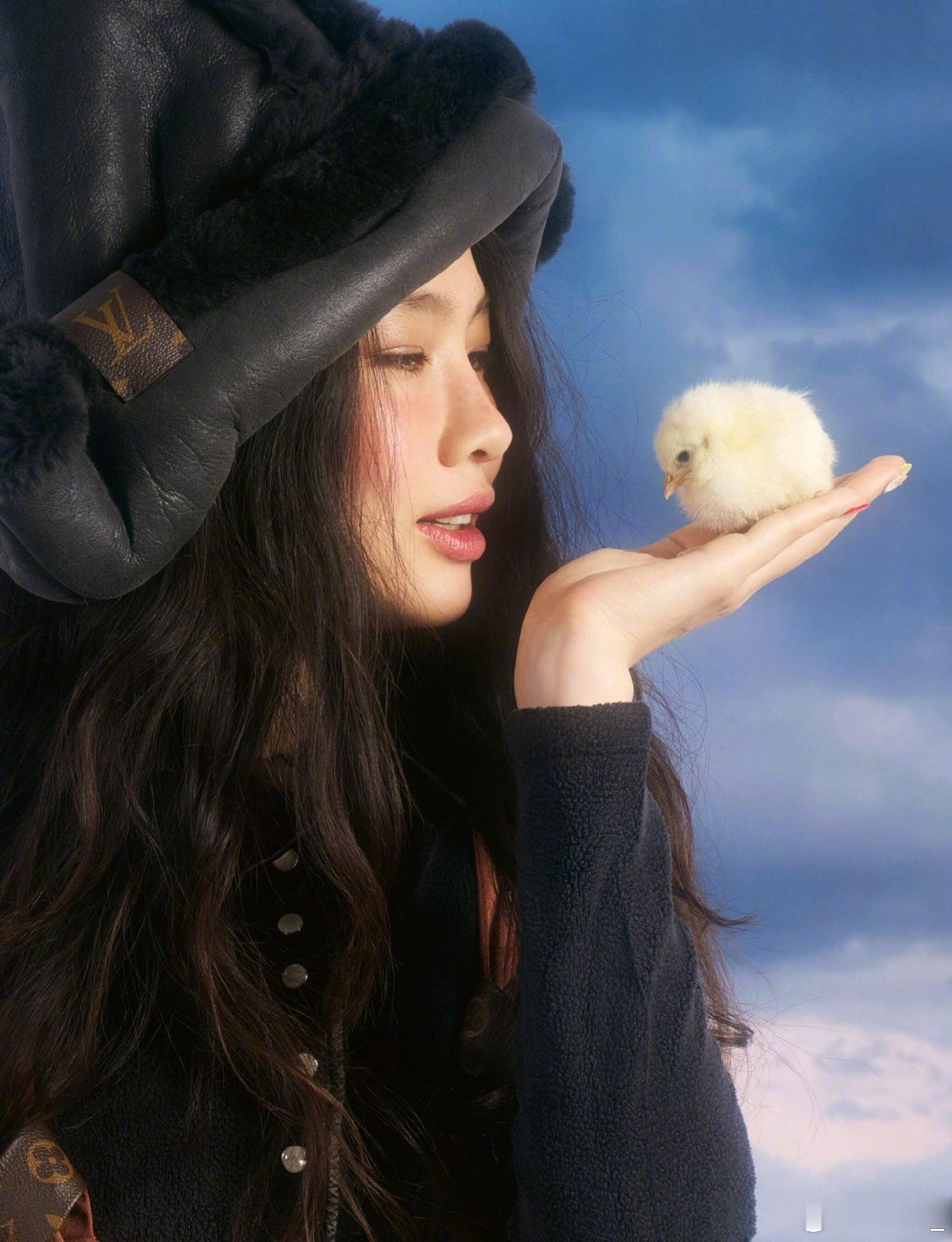 AnOther 杂志秋冬号，演员、超模郑浩妍 Hoyeon 身着 LOUIS V