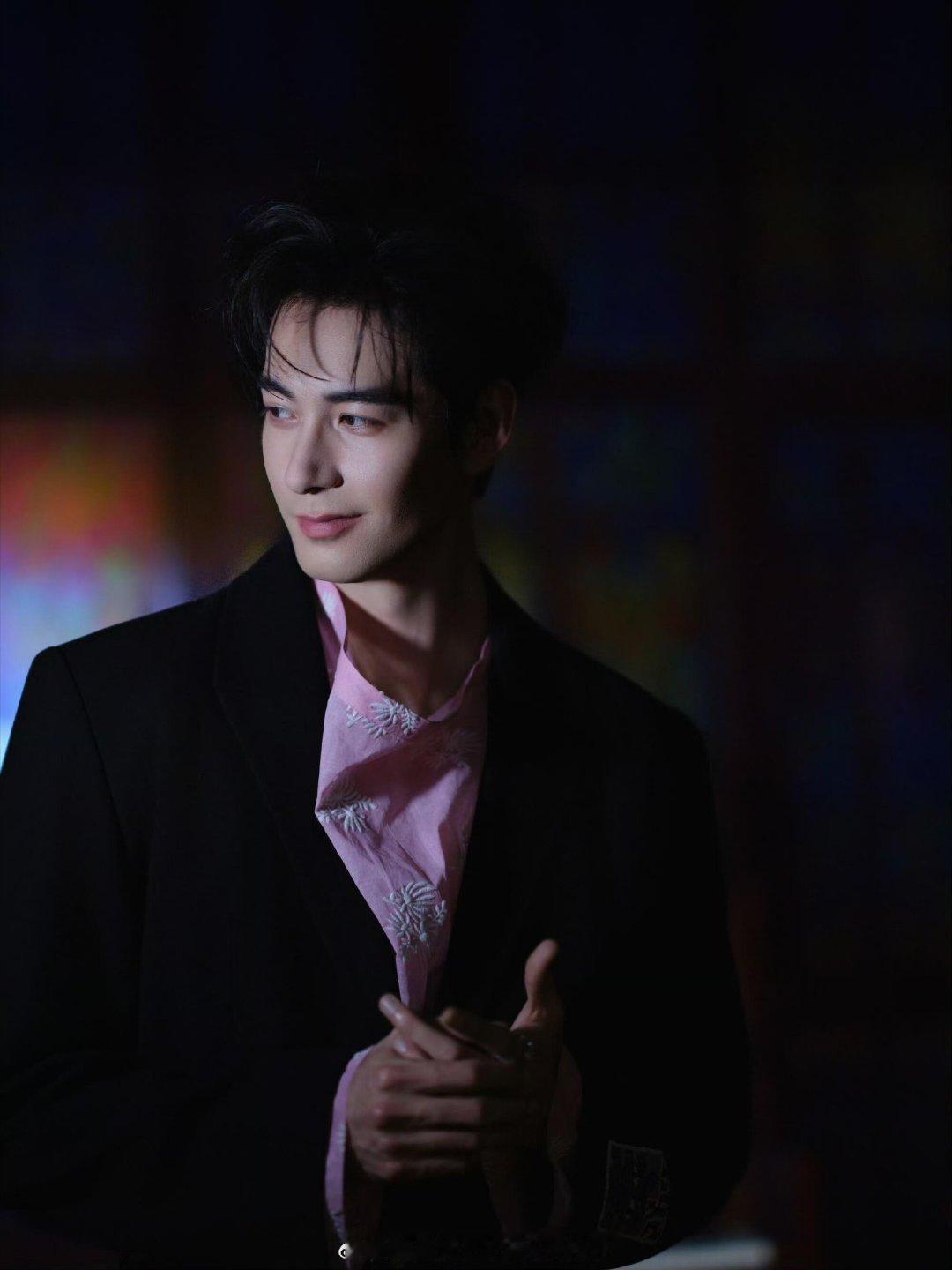 谁来管管陈星旭这个性张力救命！陈星旭这性张力是真实存在的吗？白衣冷脸拽领子，青筋